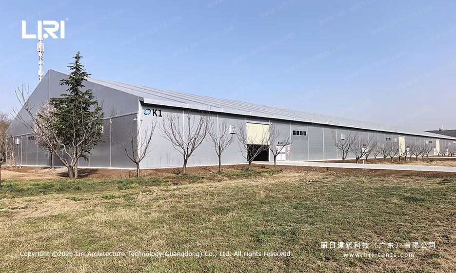 Aircraft hangar tent built as a clear span structure